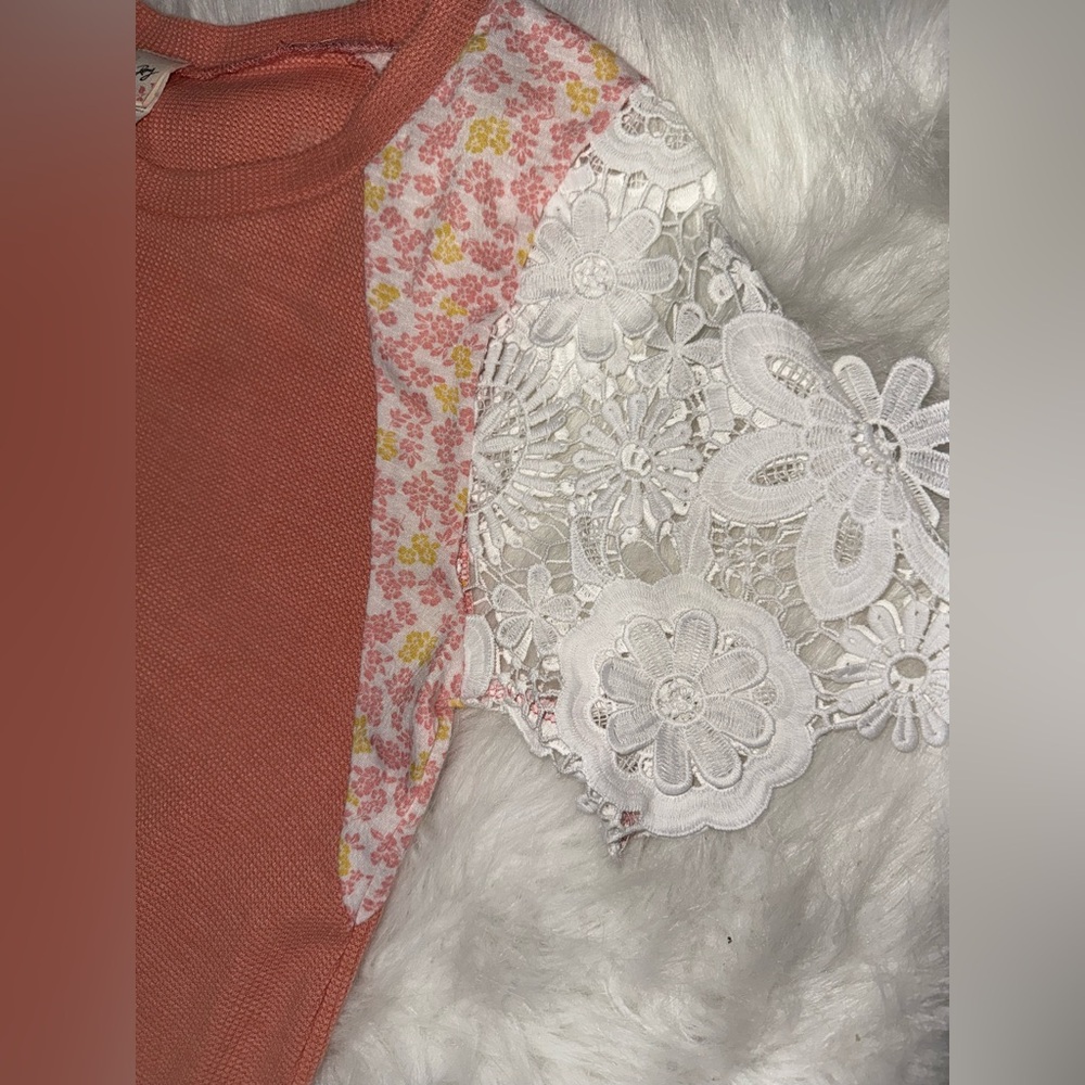 7th Ray Coral and White Lace Sleeve Top - Picture 3 of 4